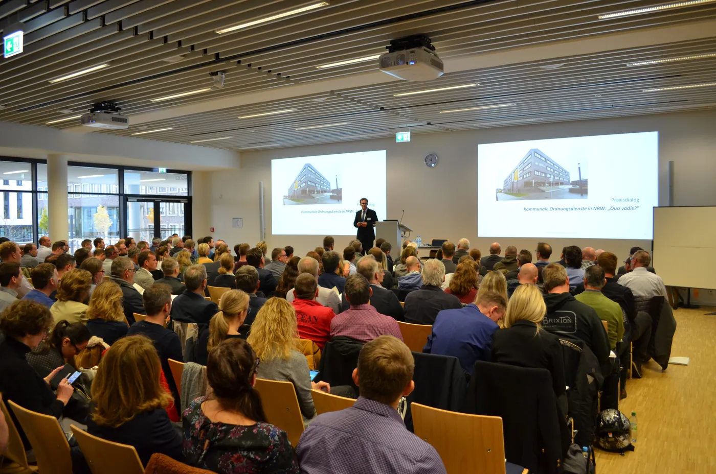 Dr. Sascha Opielka bei einem von Primus Coaching ausgerichteten Kongress für kommunale Ordnungsdienste Dr. Sascha Opielka bei einem von Primus Coaching ausgerichteten Kongress für kommunale Ordnungsdienste